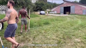 Read more about the article DUE CONTANDINI MI SPACCANO LA FIGA – Mi sono persa e mi hanno scopata! con Lucas Peracchi